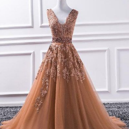 Luxurious A-line V-neck Champagne Tulle Lace Court..